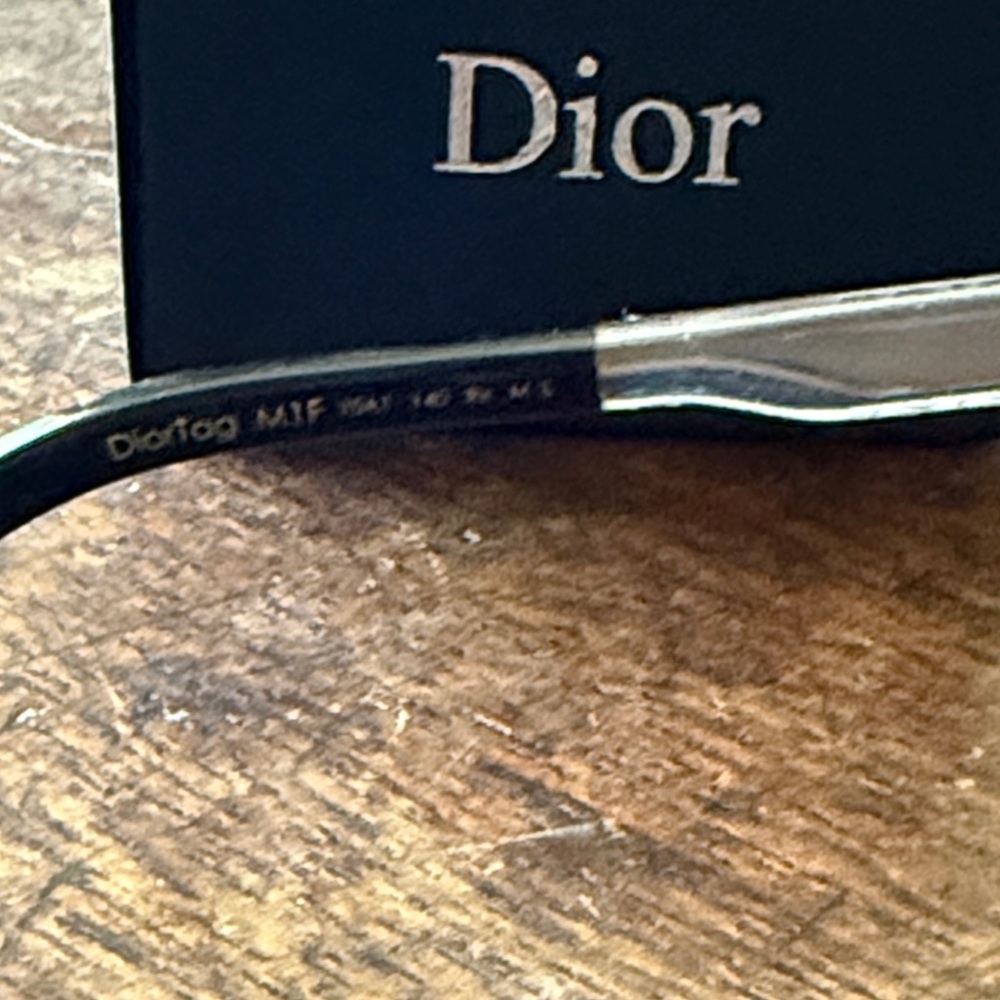DiorTag M1U
Black Mask Sunglasses - Picture 5 of 6